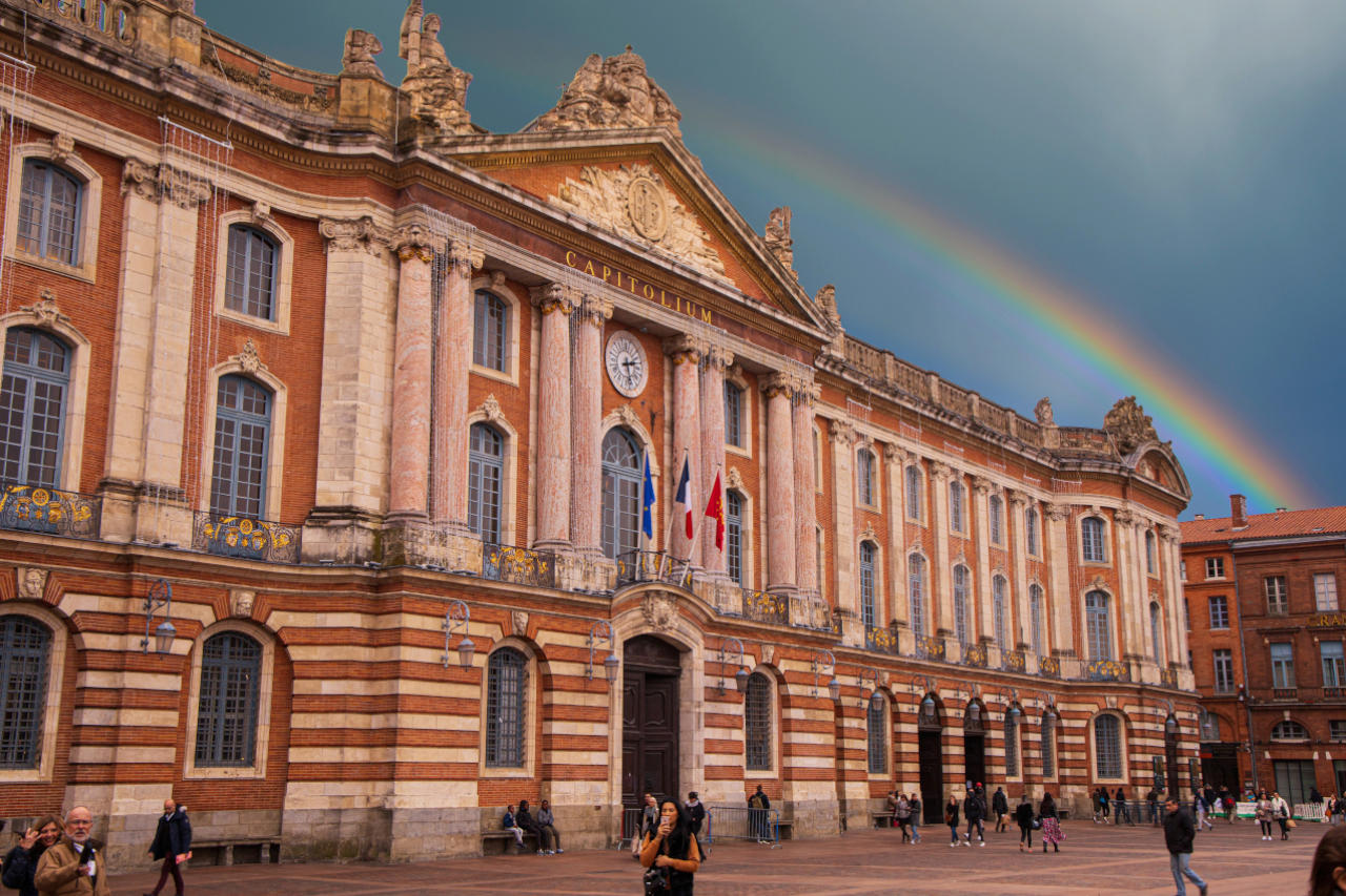 Photo de la façade du bâtiment de la mairie de Toulouse, place du Capitole.