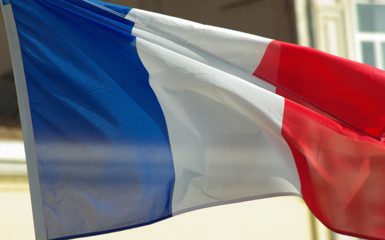 Photo d'un drapeau français flottant au vent
