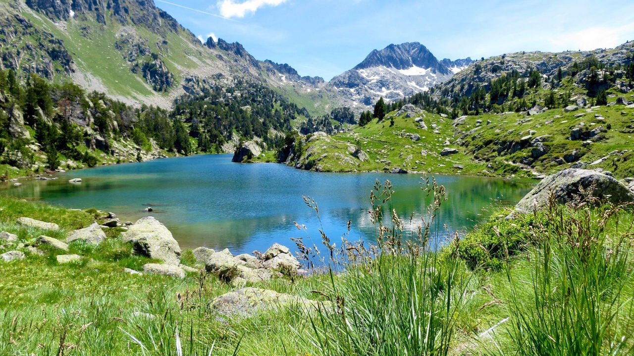 Photo d'un lac de montagne.